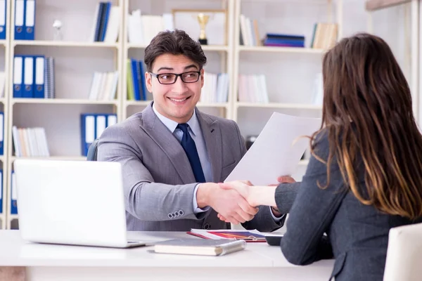 Encontro de negócios entre empresário e empresária — Fotografia de Stock