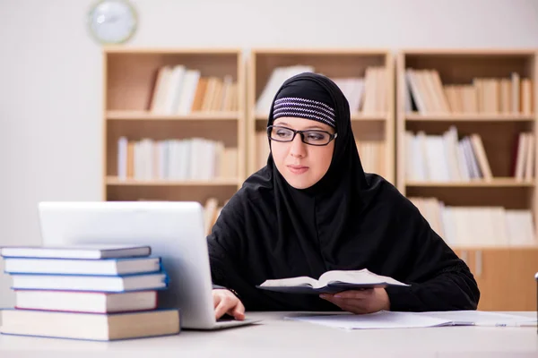 Ragazza musulmana in hijab studiare preparazione per gli esami — Foto Stock