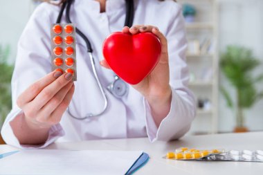 Hastanede kırmızı kalp doktoru kardiyolog