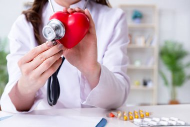 Hastanede kırmızı kalp doktoru kardiyolog