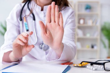 Hastanede şırıngalı bir doktor var.