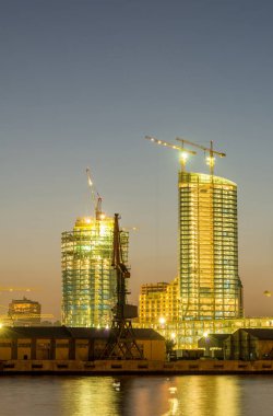 Bakü Azerbaycan 'daki deniz limanının gece görüşü
