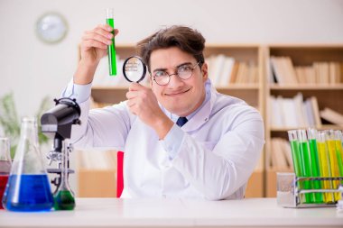 Çılgın bilim adamı bir laboratuarda deneyler yapıyor.