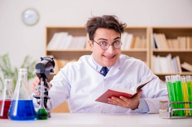 Çılgın bilim adamı bir laboratuarda deneyler yapıyor.