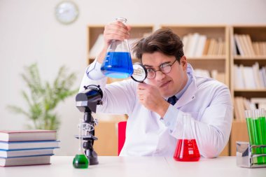 Çılgın bilim adamı bir laboratuarda deneyler yapıyor.