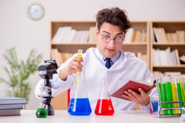 Çılgın bilim adamı bir laboratuarda deneyler yapıyor.