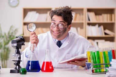 Çılgın bilim adamı bir laboratuarda deneyler yapıyor.