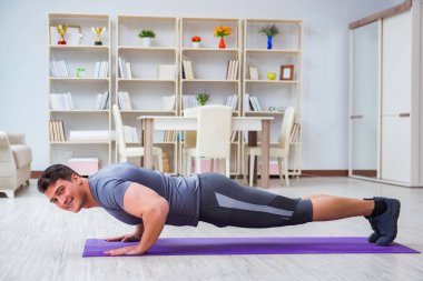 Genç adam spor ve sağlıklı yaşam tarzı dolandırıcılığı yapıyor.