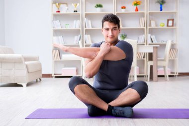 Genç adam spor ve sağlıklı yaşam tarzı dolandırıcılığı yapıyor.