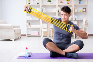 Genç adam spor ve sağlıklı yaşam tarzı dolandırıcılığı yapıyor.