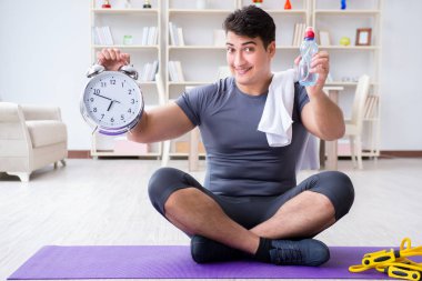 Genç adam spor ve sağlıklı yaşam tarzı dolandırıcılığı yapıyor.