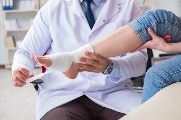 Medico e paziente durante il check-up per lesioni in ospedale — Foto Stock