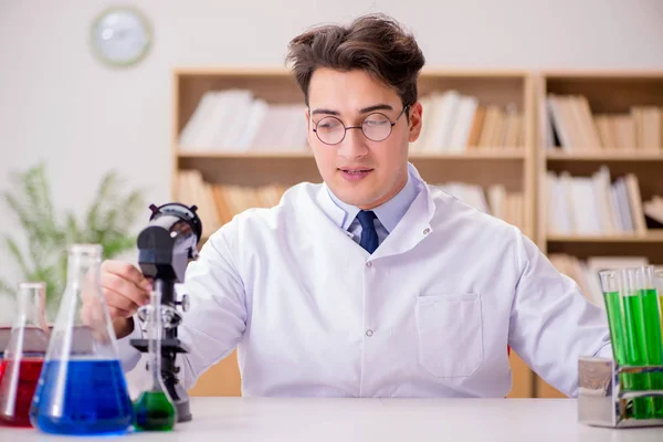 Gekke gekke wetenschapper dokter doet experimenten in een laboratorium — Stockfoto