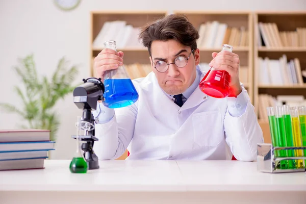 Pazzo scienziato pazzo medico facendo esperimenti in un laboratorio — Foto Stock