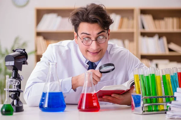 Pazzo scienziato pazzo medico facendo esperimenti in un laboratorio — Foto Stock