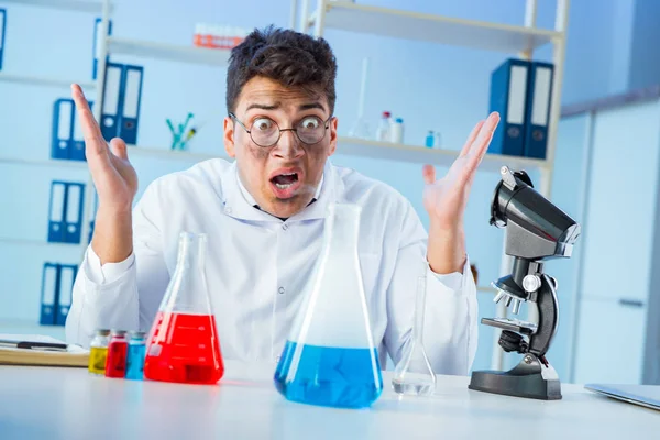 Químico louco engraçado trabalhando em um laboratório — Fotografia de Stock