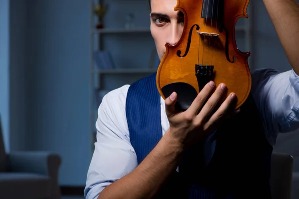 若い音楽家の男は自宅でバイオリンを練習 — ストック写真