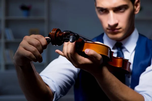 Młody muzyk ćwiczący grę na skrzypcach w domu — Zdjęcie stockowe