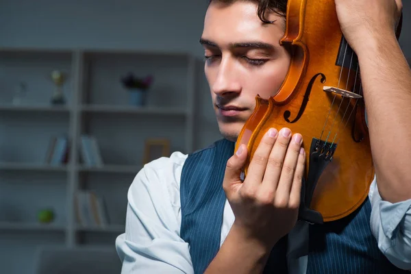 Giovane musicista che pratica il violino a casa — Foto Stock