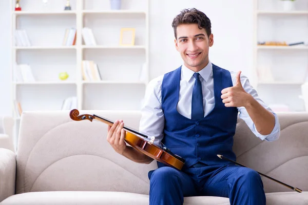 Joven músico practicando el violín en casa —  Fotos de Stock