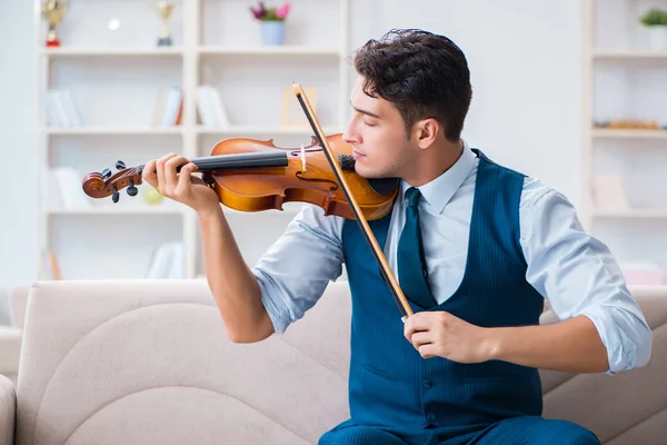 Jovem músico praticando violino em casa — Fotografia de Stock