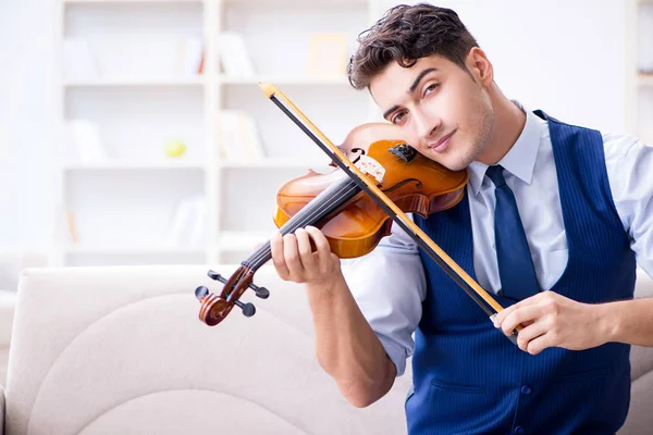 Joven músico practicando el violín en casa — Foto de Stock