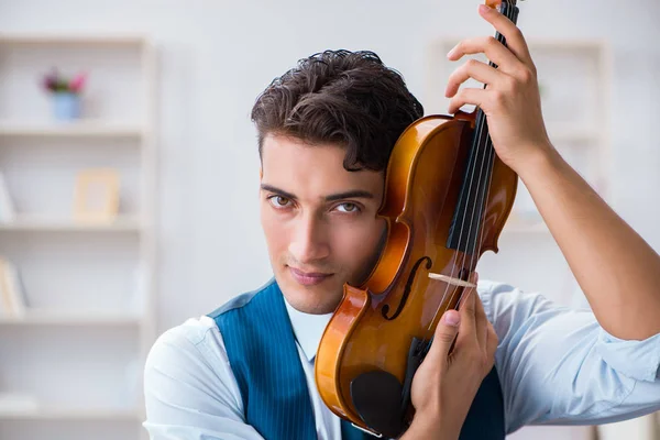 Jovem músico praticando violino em casa — Fotografia de Stock