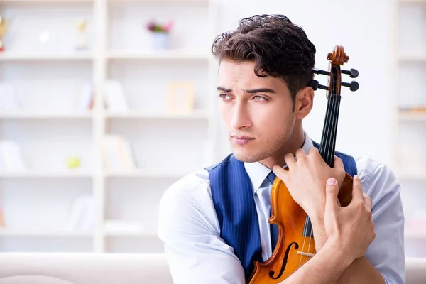 Joven músico practicando el violín en casa — Foto de Stock