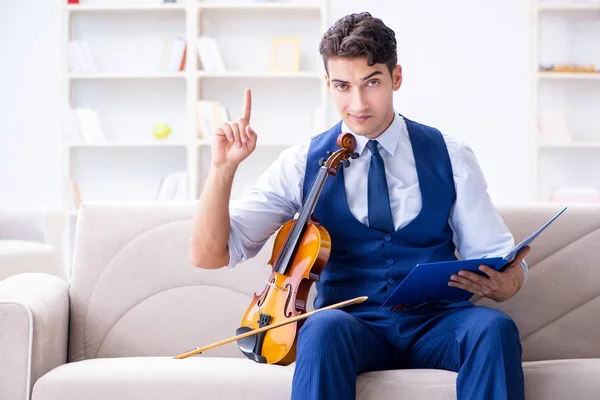 Jovem músico praticando violino em casa — Fotografia de Stock