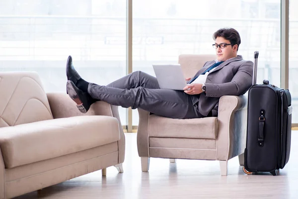 Giovane uomo d'affari in aeroporto business lounge in attesa di volo — Foto Stock