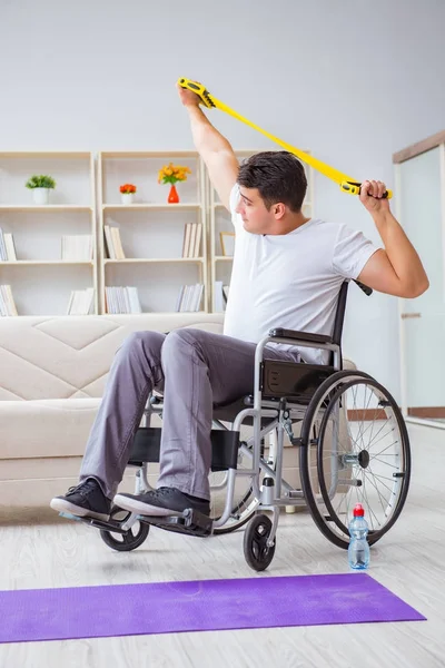 Fogyatékos férfi lábadozik a sérülésből otthon — Stock Fotó