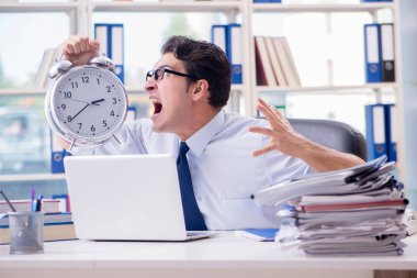 İş adamı teslimatlar için teslim tarihini kaçırıyor