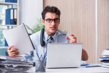 Genç işadamı görevlerini yerine getirmesi için baskı altında.