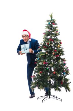 Beyaz üzerine izole edilmiş yılbaşı ağacı dekore eden iş adamı.