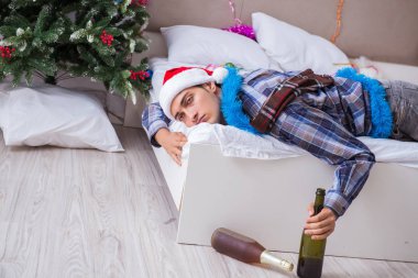 Adam noel partisinden sonra akşamdan kalma.