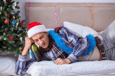 Adam noel partisinden sonra akşamdan kalma.