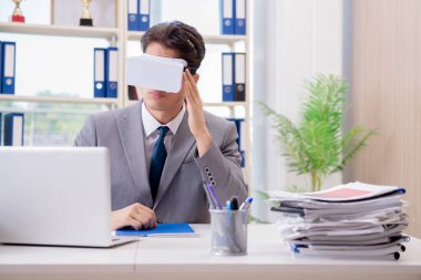 Sanal gerçeklik gözlüklü iş adamı ofisinde