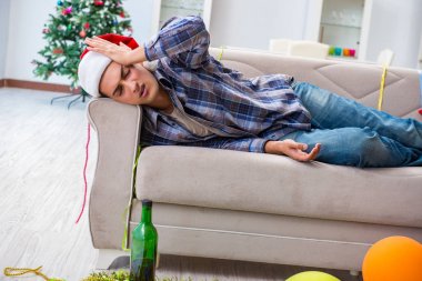 Adam noel partisinden sonra akşamdan kalma.