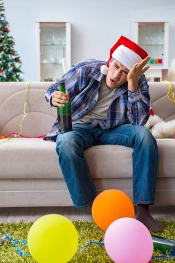 Adam noel partisinden sonra akşamdan kalma.