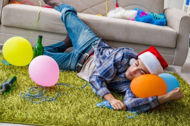 Adam noel partisinden sonra akşamdan kalma.