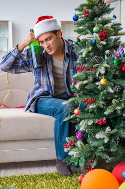 Adam noel partisinden sonra akşamdan kalma.