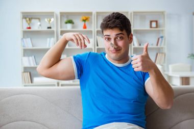 Adamın evde aşırı derecede terlemesi ve kötü kokması.