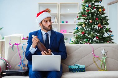 Noel 'de evde çalışan bir iş adamı.