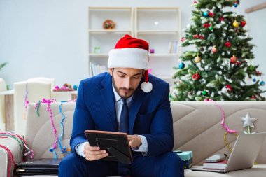 Noel 'de evde çalışan bir iş adamı.