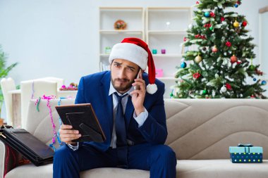 Noel 'de evde çalışan bir iş adamı.