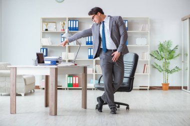 İş adamı işte ara verirken eğleniyor.