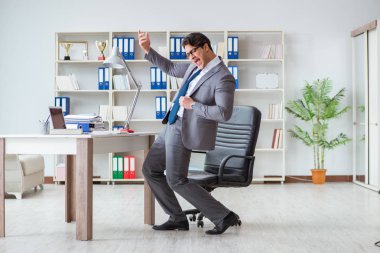 İş adamı işte ara verirken eğleniyor.