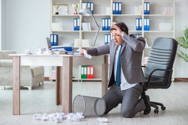 Ofiste çalışan kızgın işadamı kovuldu.