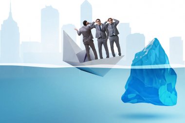 Batan kağıt teknede iş adamıyla ekonomik kriz konsepti