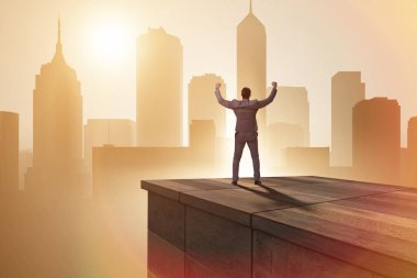 İş adamı iş konseptinde yeni zorluklara hazır